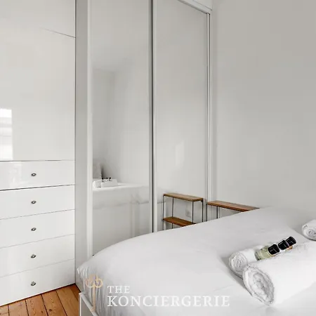 Parenthese Parisienne Sous Les Toits - Luxembourg 파리