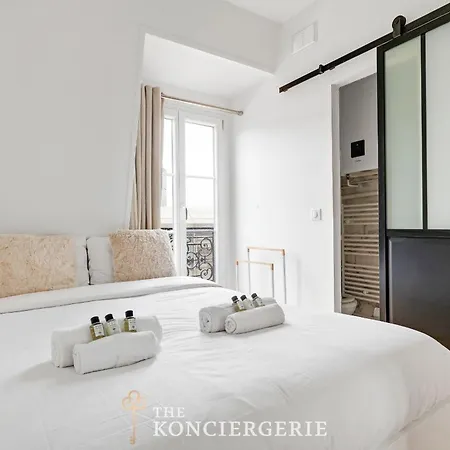 Parenthese Parisienne Sous Les Toits - Luxembourg 파리