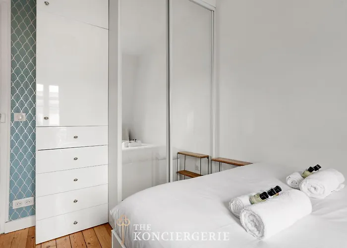 Parenthese Parisienne Sous Les Toits - Luxembourg 파리