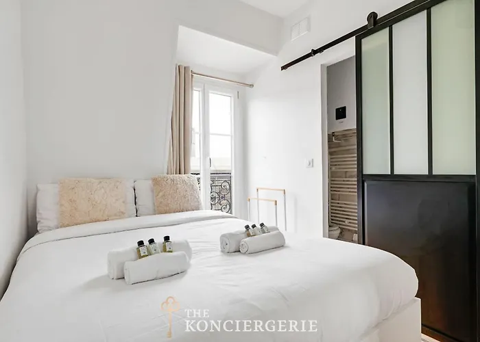 Parenthese Parisienne Sous Les Toits - Luxembourg 파리