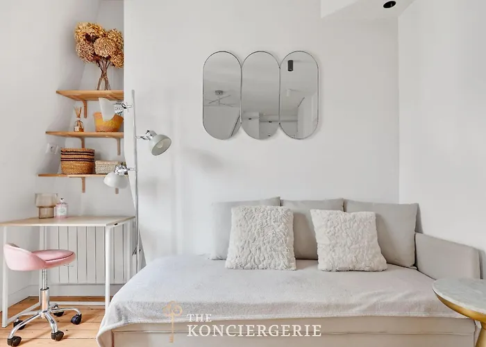 Parenthese Parisienne Sous Les Toits - Luxembourg 파리